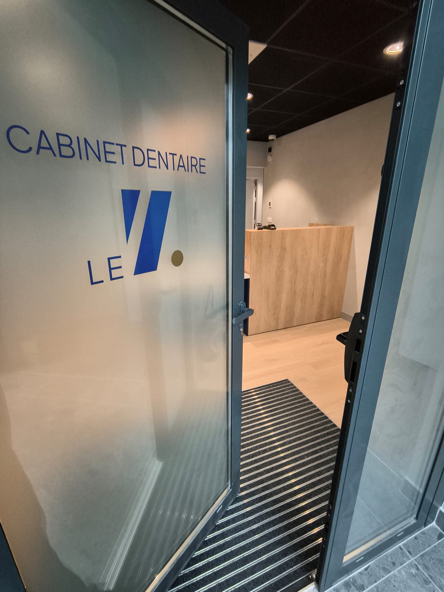 Entrée du Cabinet Dentaire Le 7